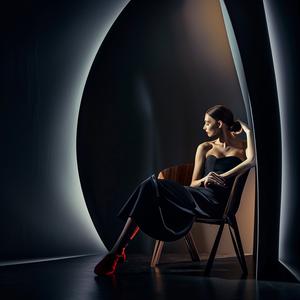lifestyle  photo  surreal  dark  room  woman  chair  unusual  lighting  glow 1036859
