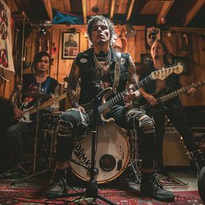 band  punk  guitarist  drummer  blockprinting  music  performance  indoor  raw  style 1077085