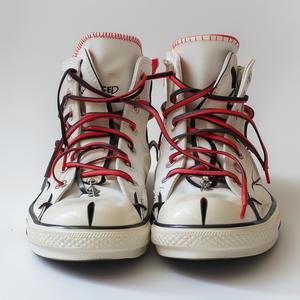 حذاء رياضي هجين منخفض الرقبة من Nike Converse، تصوير استوديو أحمر وأبيض بسيط 1038028
