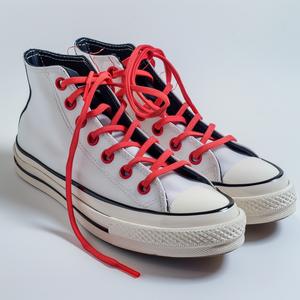 حذاء رياضي هجين منخفض الرقبة من Nike Converse، تصوير استوديو، أحمر وأبيض، موضة 1038043
