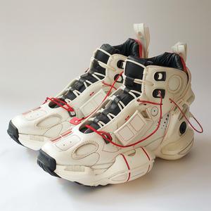 أحذية هجينة Tom Sachs HR Giger أحذية رياضية حمراء تصوير أبيض 1038160